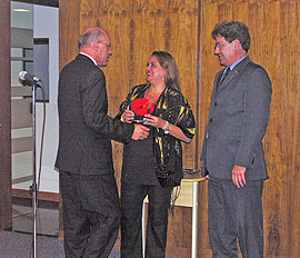 Diretora do Núcleo de Comunicação Social e editora do Jornal da UFF, Rosane Fernandes, recebe, com o reitor Roberto Salles, na cerimônia de premiação
