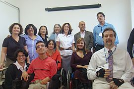 Professores, funcionários e estudantes com membros do núcleo na cerimônia de inauguração