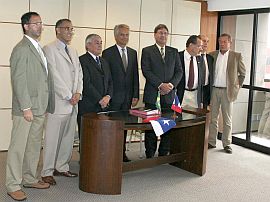 Representantes da UFF, da Universidade de Antofagasta e do Instituto de Pesquisa para o Desenvolvimento assinam acordo de cooperação entre as instituições