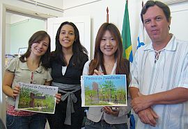 Professor Werther Holzer e alunas do curso de Arquitetura e Urbanismo exibem o projeto vencedor do "Caminhos de Darwin"