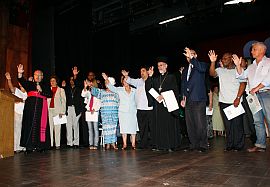 No encontro inter-religioso, representantes de diversos credos fazem juntos uma oração
