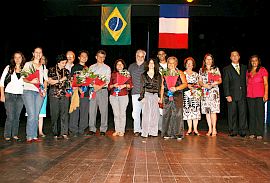 Ganhadores do prêmio e representantes da Editora da UFF na cerimônia