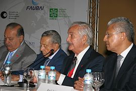 Carlos Fuentes (terceiro da esquerda para a direita), foi homenageado e falou sobre o papel da educação internacional; o empresário e amigo pessoal de Fuentes, Carlos Slim (primeiro à esquerda) participou da conferência de lançamento da cátedra
