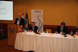 O reitor canadense, Tom Traves, membro da delegação do Canadá, Dave Turpin, e o reitor da UFF, Roberto Salles