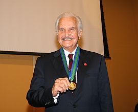 Carlos Fuentes recebe Prêmio Interamerica