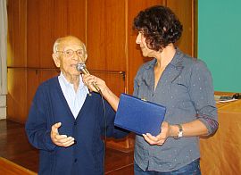 Luís Antonio Pimentel é homenageado com placa entregue pela diretora do Instituto de Letras, Jussara Abraçado